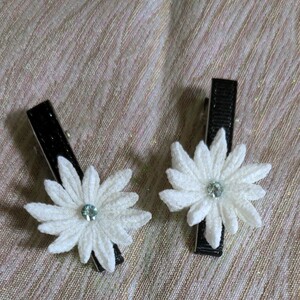 ちりめん細工　雪の結晶　ヘアクリップ　ハンドメイド