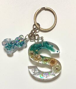 イニシャル キーホルダー 頭文字 S クリア グリーン お花柄 押し花 クマ チャーム ハンドメイド エポキシレジン