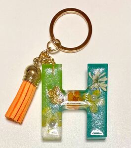 イニシャル キーホルダー 頭文字 H グリーン ライム オレンジ 福を呼ぶフクロウ お花柄 押し花 ハンドメイド エポキシレジン