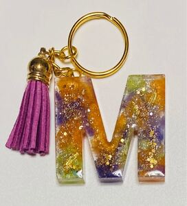 イニシャル キーホルダー 頭文字 M オレンジ パープル グリーン ゴールド ラメ 羽根 フェザー ハンドメイド エポキシレジン