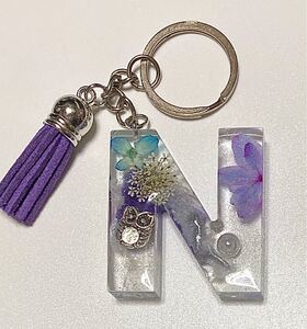 イニシャル キーホルダー 頭文字 N 紫系 福を呼ぶフクロウ ハンドメイド エポキシレジン