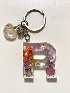 イニシャル キーホルダー 頭文字 R クリア レッド ピンク 福を呼ぶフクロウ キラキラ ハート ハンドメイド エポキシレジン