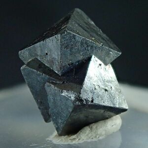 マグネタイト 結晶 SMG882 ブラジル ミナスジェライス州 イタマランディバ産 0.8g (サイズ：1cmマス目画像参照 ) 磁鉄鉱 原石 天然石 鉱物