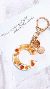 ハンドメイド イニシャルキーホルダー アルファベットキーホルダー イニシャルチャーム C レジン 黄色 オレンジ ドライフラワー