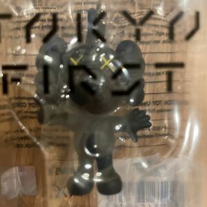 KAWS TOKYO FIRST KEYHOLDER ピーポーくん黒