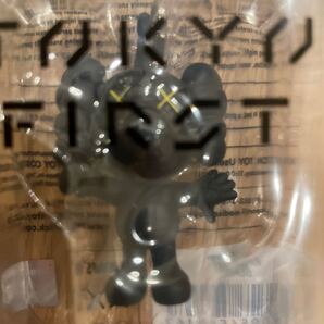 KAWS TOKYO FIRST KEYHOLDER ピーポーくん黒