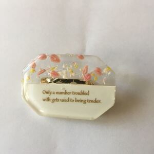 ハンドメイド 小花柄のレジンブローチ