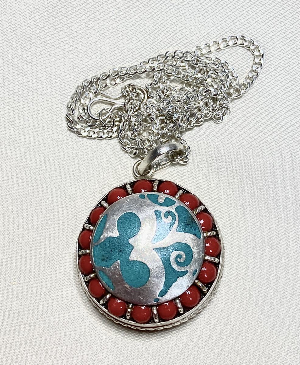Collar con colgante de metal Gau garantizado fabricado en Nepal amuleto (A57) hecho a mano, collar, colgante, Piedras de colores, Turquesa