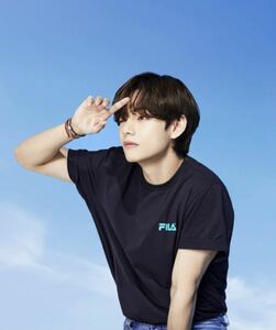 FILA × BTS футболка SUMMER COLLECTION[V] "надеты" модель tete