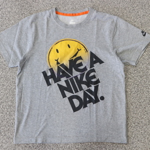 NIKE ナイキ HAVE A NIKE DAY Tシャツ L グレー スマイル ロゴ 半袖 イラスト スウォッシュ グラフィック スポーツウェア スニーカー 