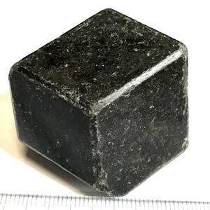 翠柘榴石（デマントイドガーネット）・133g（中国産鉱物標本）