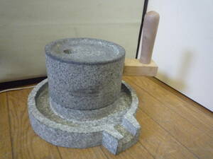 ◆小ぶりなミニサイズ 石臼 石うす 引き臼 手挽き 重さ 約6.5kg◆検索 そば 蕎麦 麦 茶 粉 漢方 薬研 古民具