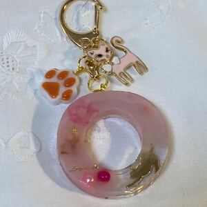 イニシャルキーホルダー レジンハンドメイド ピンクのお花 猫 ドライフラワー バックチャーム イニシャルO