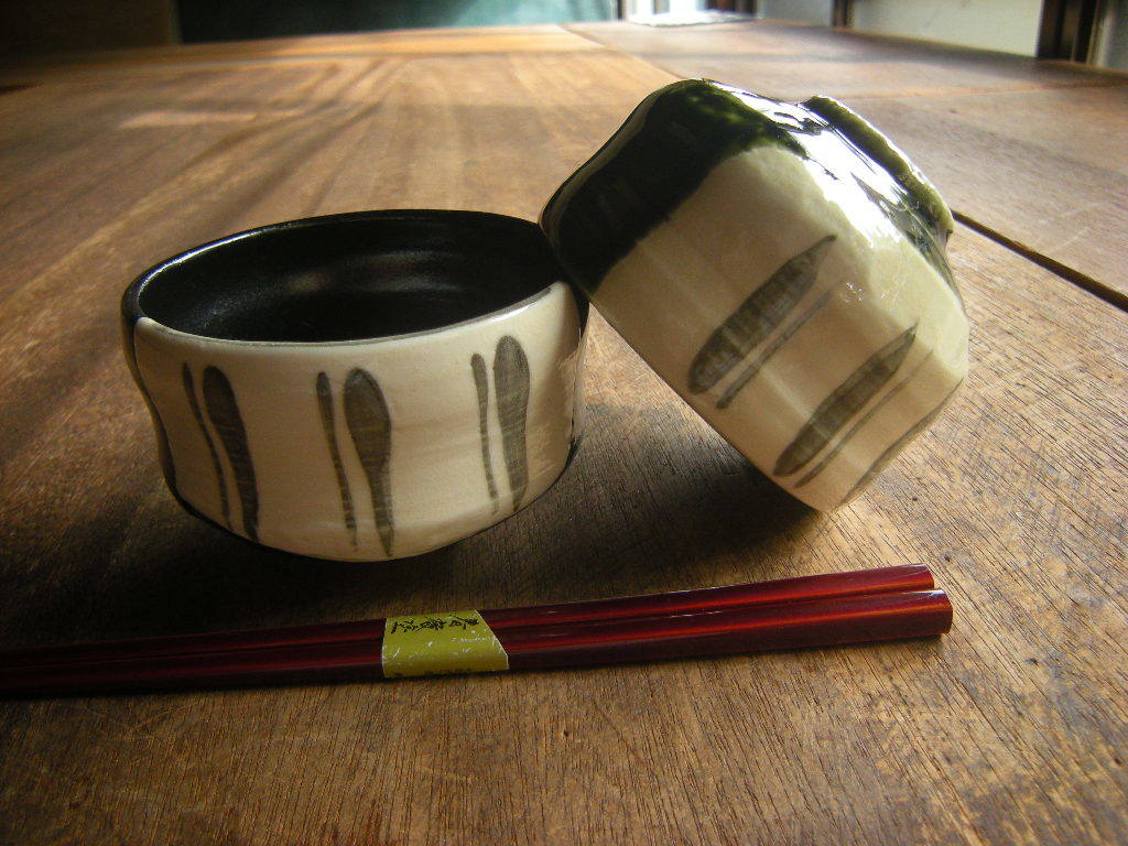 Restaurant utensils ◇Only available [New *Discontinued] Oribe/Kurotenmoku Hand-painted 2 types (irregular) Small bowls (9.8cm x 7.5cm) Pair Set of 2 *High-quality utensils*, Japanese tableware, pot, small bowl