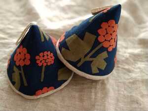 ハンドメイド 三角鍋つかみ 紺 北欧風花柄 鍋つかみ ミトン ストウブ ルクルーゼ