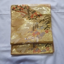 【桐輪】未使用品*美品｛正絹*西陣織*袋帯｝*金引き箔地*多色糸-金箔糸での風景と吉祥文様*六通柄*№3109_画像5