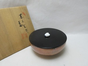 309321 【 美品 茶道具 赤楽 蓋付 鉢 菓子鉢 共箱 】 検) 茶事 茶会 鉢 盛鉢 和物 おもてなし レトロ 和食器 お点前 陶器 楽焼 ⅱ