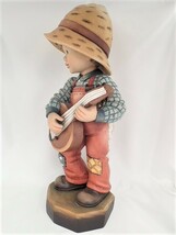 9086[TS]■ANRIアンリ■Sarah Kay（サラ・ケイ）/木彫り 人形 置物 H::約45ｃｍ/Boy with Banjo/男の子 少年 楽器 バンジョー ギター_画像3