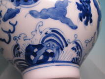 ☆中国 大明成化年製銘 染付雲に玉を追う龍文の花瓶 400g_画像8