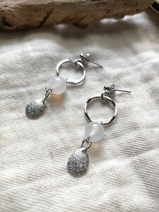 *ハンドメイドピアス:天然石ホワイトオパールのシンプルなピアス