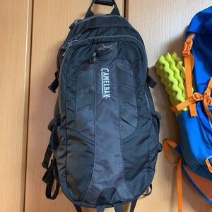 キャメルバッグ25Lかな レインカバー付属プラティパス対応 日帰り登山にどうぞ
