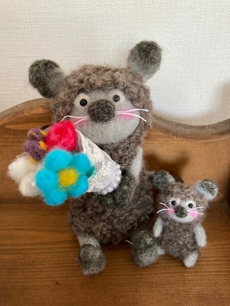 ネズミの親子と花束(羊毛フェルト)ハンドメイド