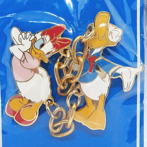  Disney Donald & daisy pin badge ( chain attaching ) Lucky corporation company 2001 year 6 month Release new goods 