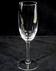 ビンテージ　シャンパンフルートグラス 裏に「 E 」との刻印あり　酒器 直径7㎝　高さ19.5㎝ 流線型が美しいグラスです！　HYK