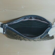 小型　セカンドバッグ　送料無料　本革　高級牛革使用　羽根柄　財布として併用可能　２９_画像6