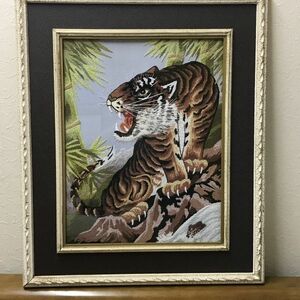 Art hand Auction [Usado, envío incluido] Cuadro de tela enmarcado de un tigre con bordado. Imagen bordada de un tigre. Cuadro de tela flotante. Enmarcado. Tamaño del marco: 56 cm de ancho x 68 cm de alto. A0505, Obra de arte, Cuadro, otros
