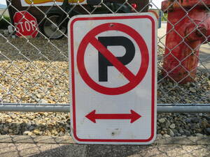 80’ 90’ NO PARKING ロードサイン ストリートサイン 駐車禁止 ヴィンテージ アメリカ 看板 道路標識 ガレージ （798） 