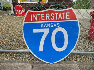 80’ 90’ INTERSTATE KANSAS 70 ロードサイン ストリートサイ 駐車禁止 ヴィンテージ アメリカ 看板 道路標識 ガレージ （808）