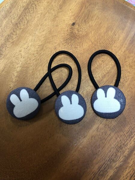 ハンドメイド くるみボタンヘアゴム 【うさぎ柄・ラビットフェイス柄】3個セット 濃いグレー