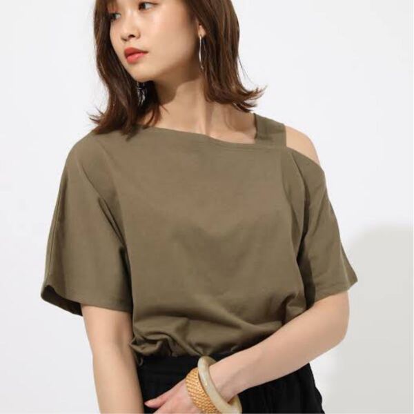 ONE SHOULDER CUT TOPS AZUL by moussy