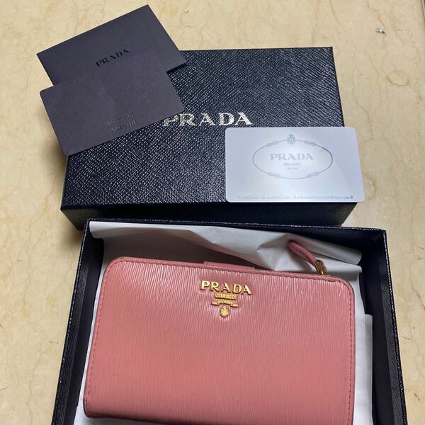 PRADA 二つ折り財布　