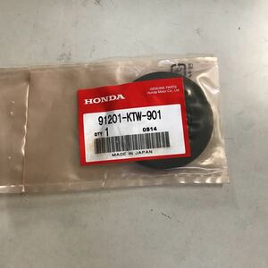 M422 HONDA オイルシール　新品　品番91201-KTW-901 NSS250