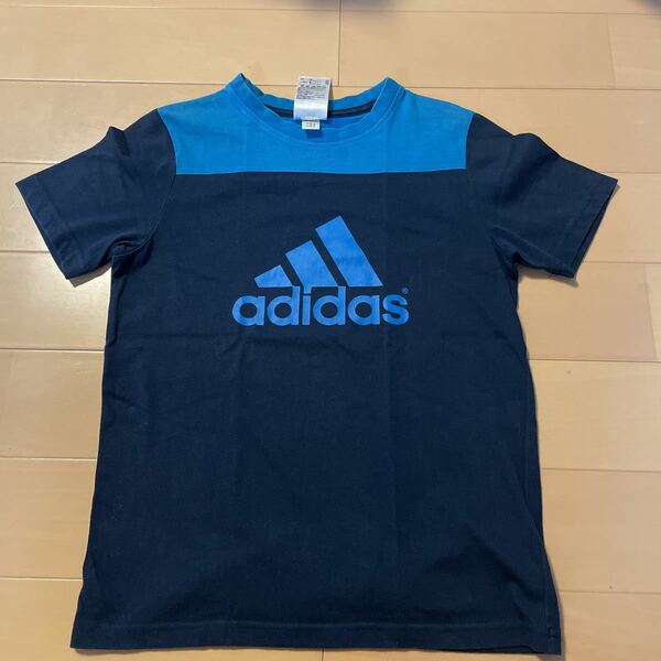 送料無料　adidas アディダス　半袖Tシャツ 紺色×水色　プリントTシャツ 140cm 送料込み