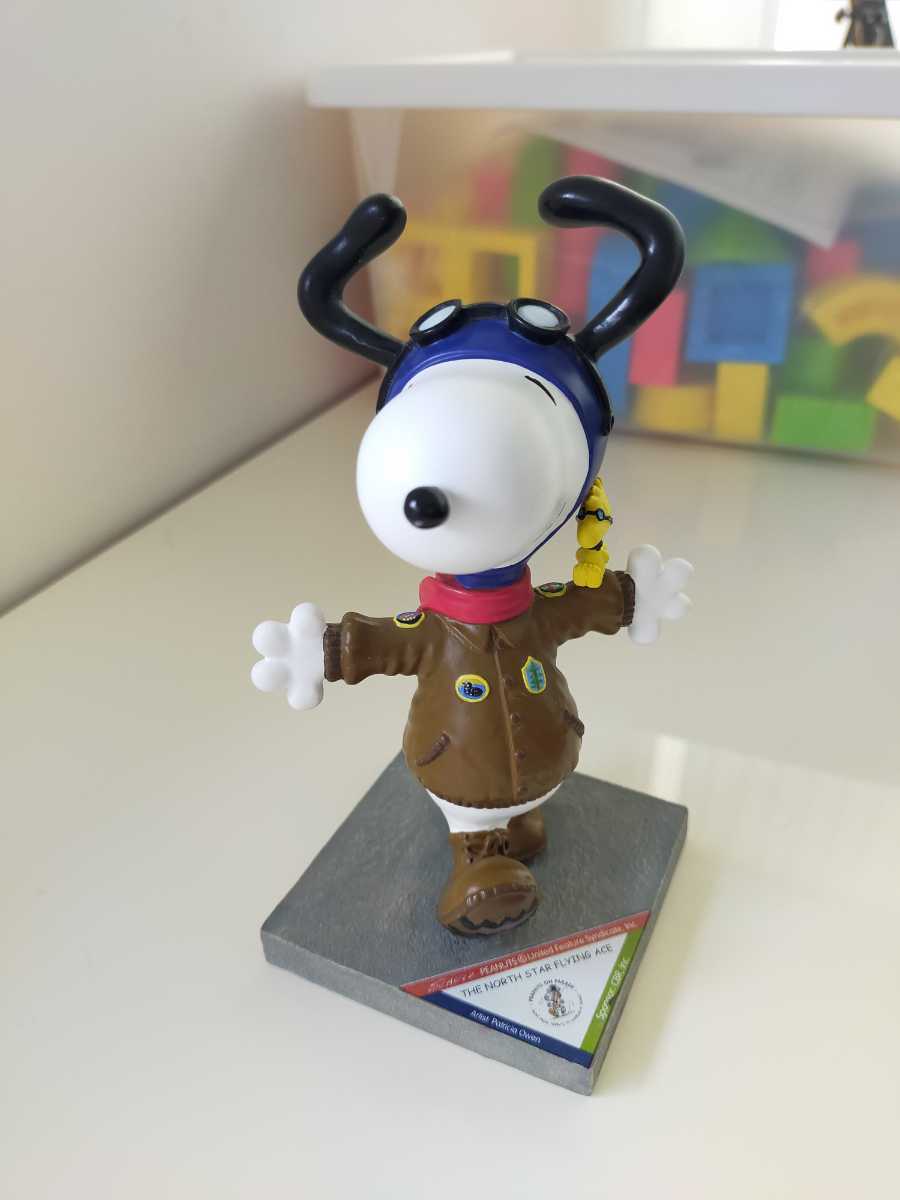 SNOOPY  ON THE TOWN FIGURINE PEANUTS ON PARADE 