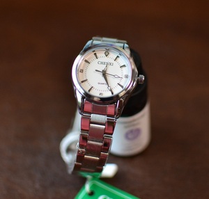 スタイリッシュ女性用腕時計（白・電池も新品）＃2