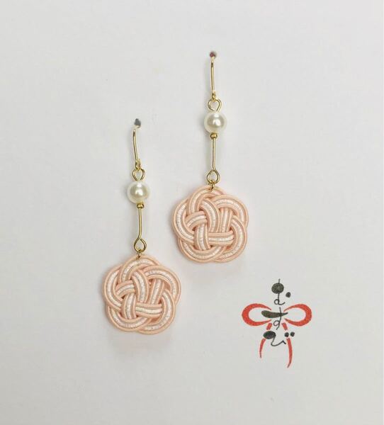 【再出品】ハンドメイド水引ピアス 梅結び《灰桜&羽衣白》