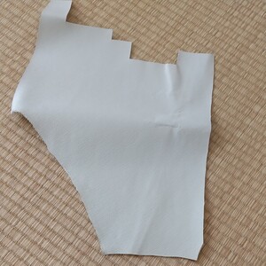 ★端革 プリズム型押し ホワイト ハギレ革 牛革 レザークラフト