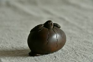 【古美術】根付 小鳥 羽化 鶉 吉川 小物 彫刻 Netsuke 精密 彫刻 超絶技巧 彫塑 提げもの 提物 形彫