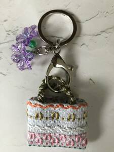 ミニミニバッグ　花のチャーム付き　バッグチャーム　ミニトート　スェーデン刺繍のミニミニバッグ