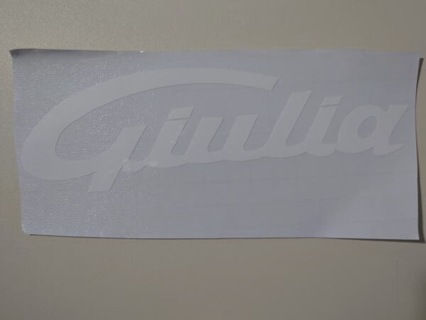 アルファロメオ 新型ジュリア(952)向け 筆記体「Giulia」GTA/m 純正デザインタイプ 切抜き文字 リアエンブレムステッカー 色:白