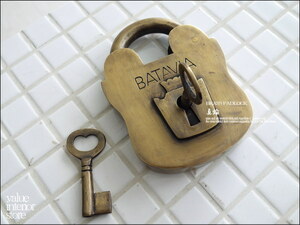 真鍮南京錠BATAVIA ブラスロック 鍵 錠前 カギ 大型 真鍮金物 エスニック 手作り インドネシア製 レトロ調 幅9cm × 長さ12.5cm(約)
