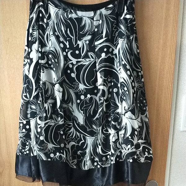 【美品】素敵な柄 白黒スカート Size64 M