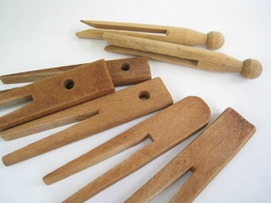  Vintage wooden peg 7 piece set laundry tongs 