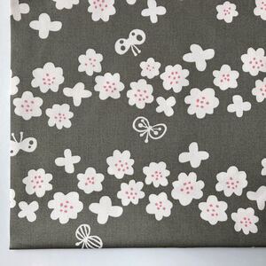 北欧風 ちょう と 花柄 50cm カットクロス はぎれ