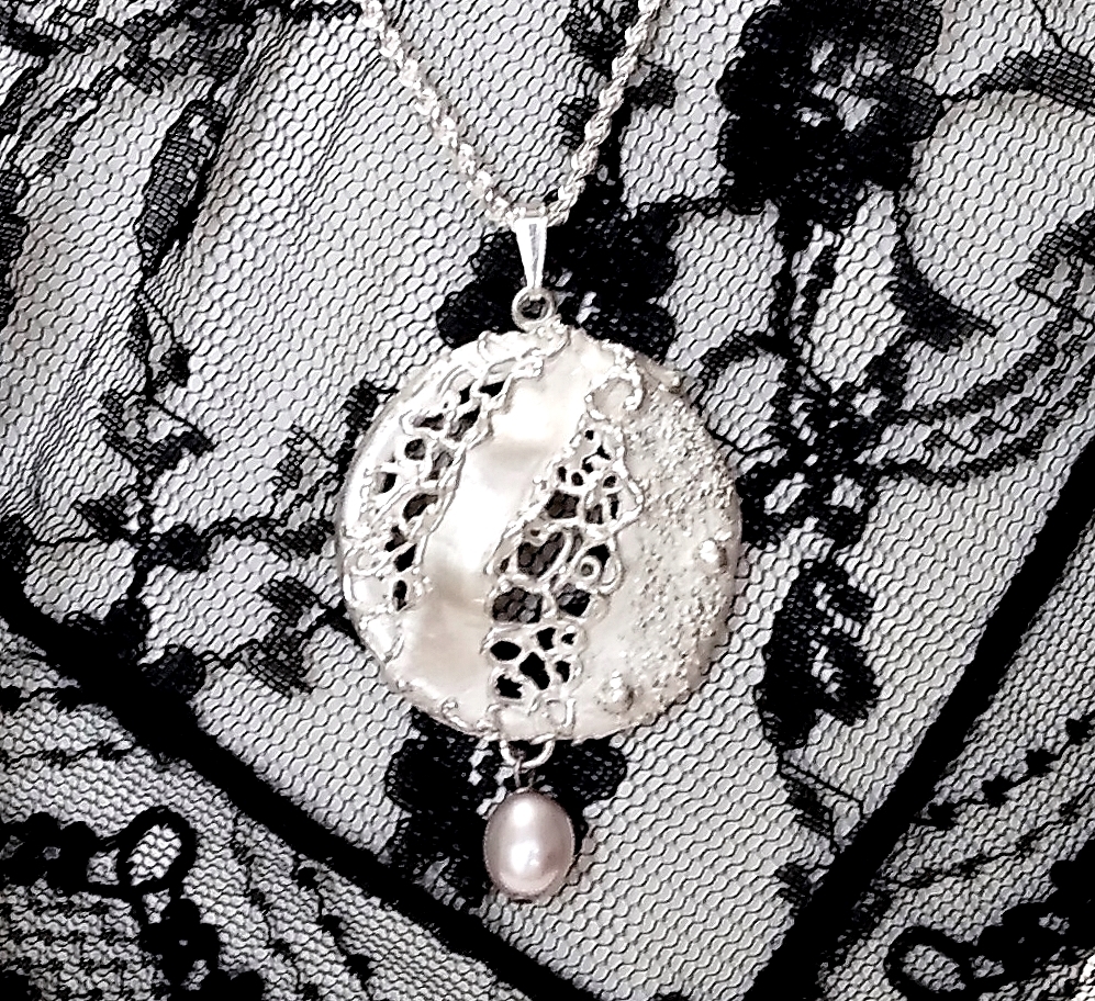 ★Handmade, one-of-a-kind item★A cute silver pendant with a mesh pattern, round sterling silver and a large pink pearl, Women's Accessories, necklace, pendant, Silver