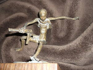 池田 宗弘　～　銃を手に躍動する人物像　～　自由美術協会会員。真鍮直付け彫刻